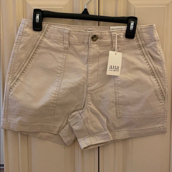 a.n.a Pants - NWT Ladies sz 6 Ana high-rise shorts Creme Brûlée